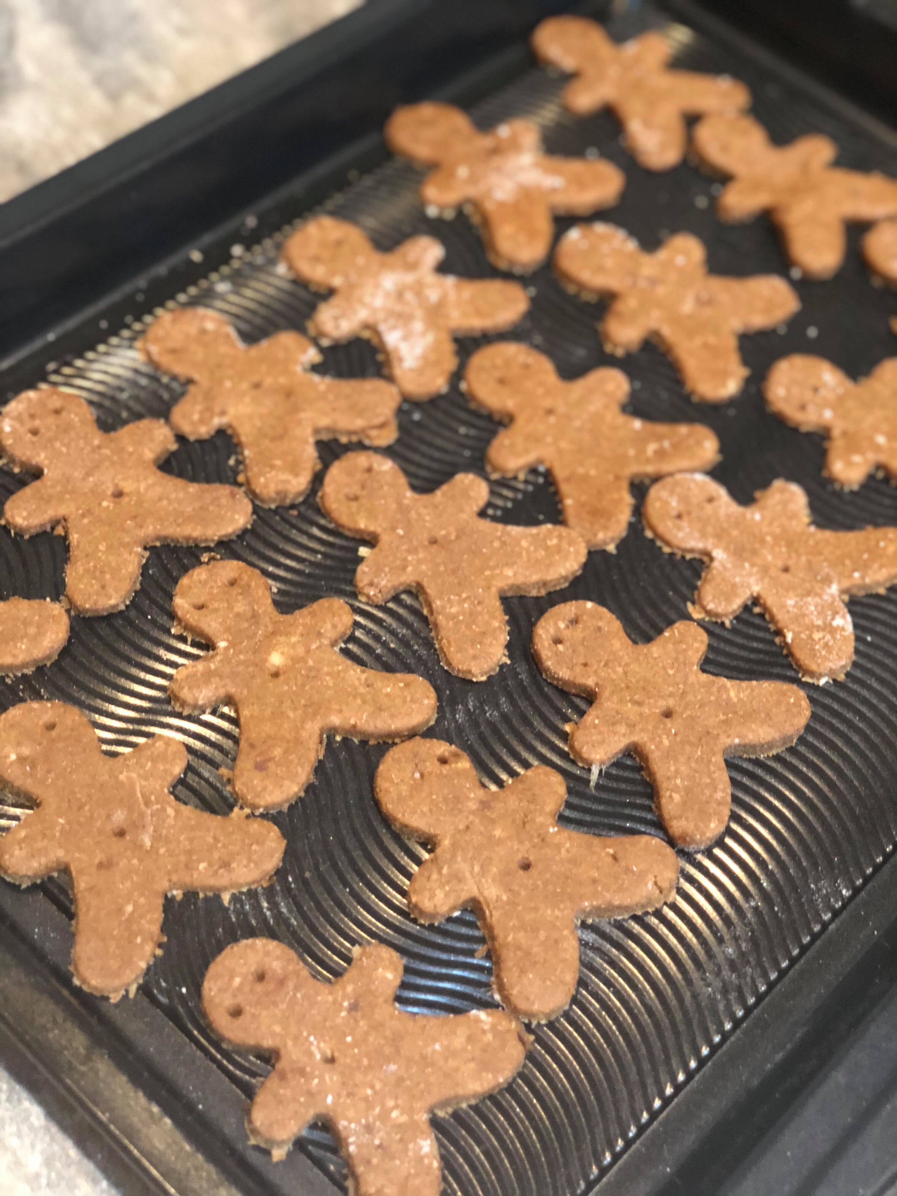 Healthy Gingerbread Man Cookies (Vegan, no sugar)